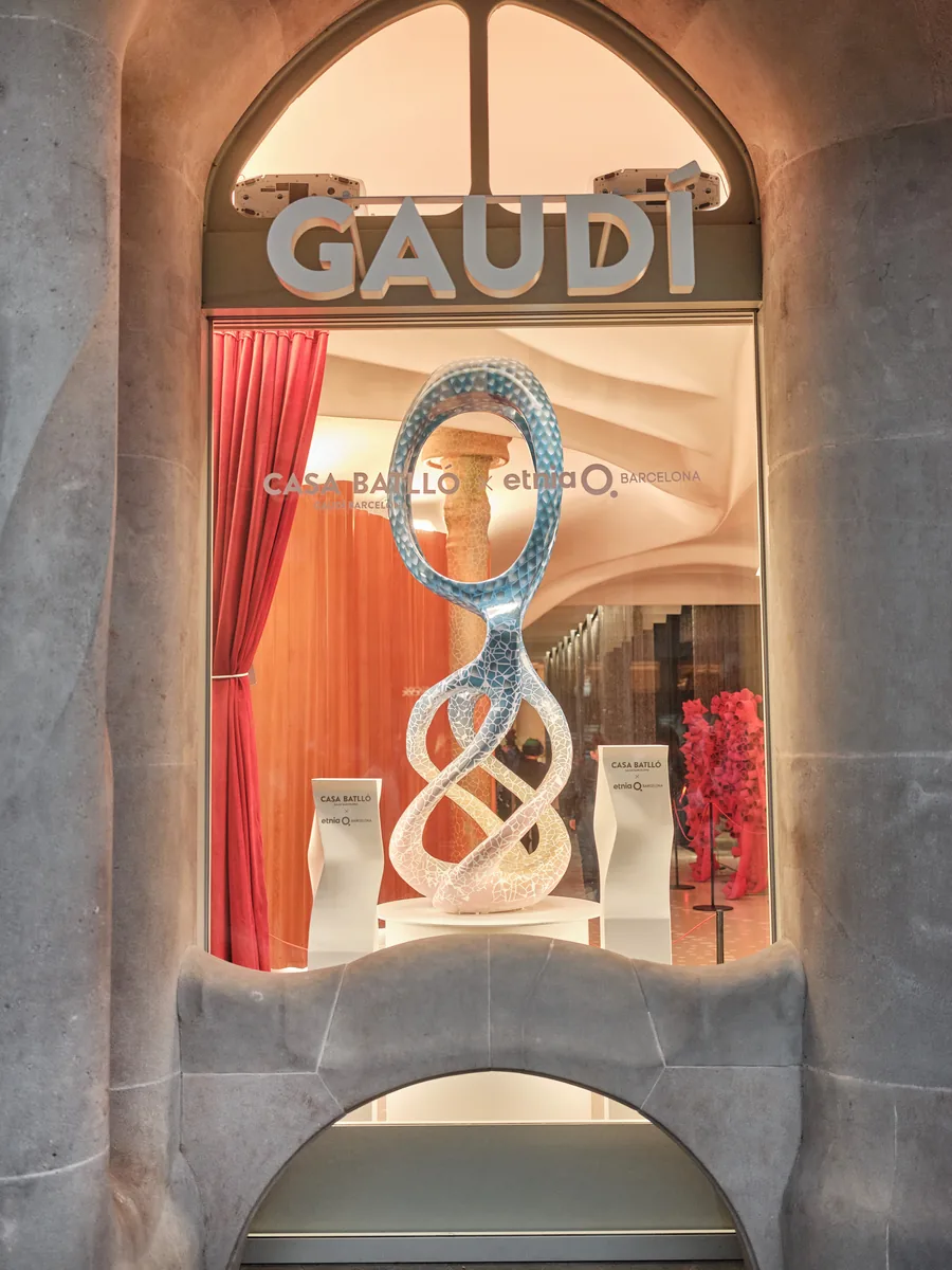 Fachada de la Casa Batlló de noche, con el rótulo de Gaudí y el escaparate de Etnia Barcelona.